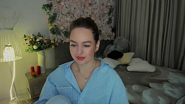 Snapshot of MiracleCurly chatting on 12, 11, 2025 MiracleCurly online show from 12, 11, 2025