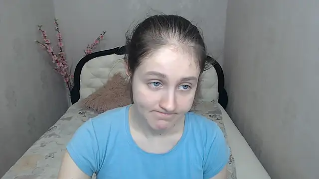 Snapshot of Holliy_Cooper chatting on 9, 4, 2026 Holliy Cooper online show from 9, 4, 2026