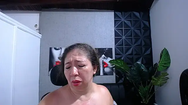 Snapshot of Valentinaa_mature chatting on 27, 5, 2026 Valentinaa mature online show from 27, 5, 2026