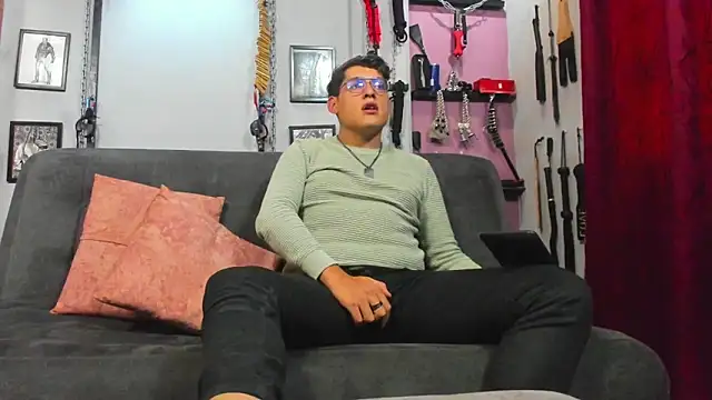 Snapshot of dom2travelersss chatting on 8, 3, 2025 dom2travelersss online show from 8, 3, 2025