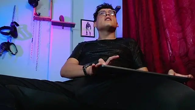 Snapshot of dom2travelersss chatting on 27, 10, 2025 dom2travelersss online show from 27, 10, 2025